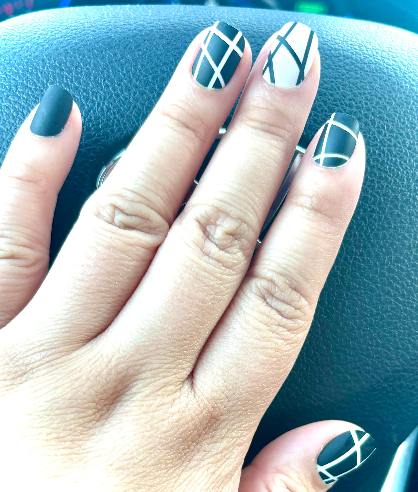 Matte black and white short nails 8004